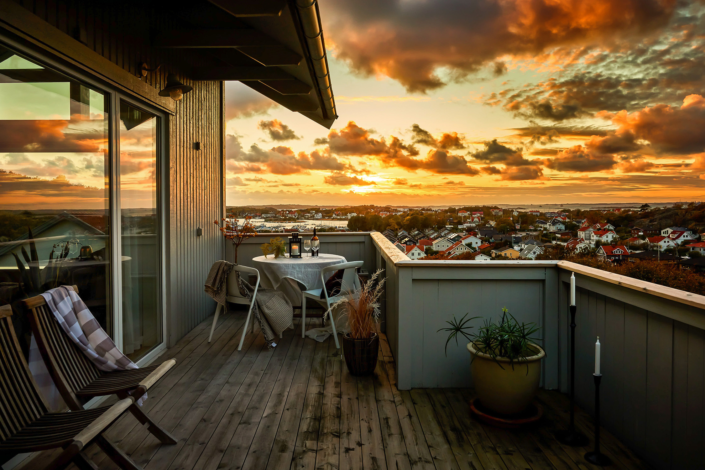 Skymningsfoto av en balkong med matplats