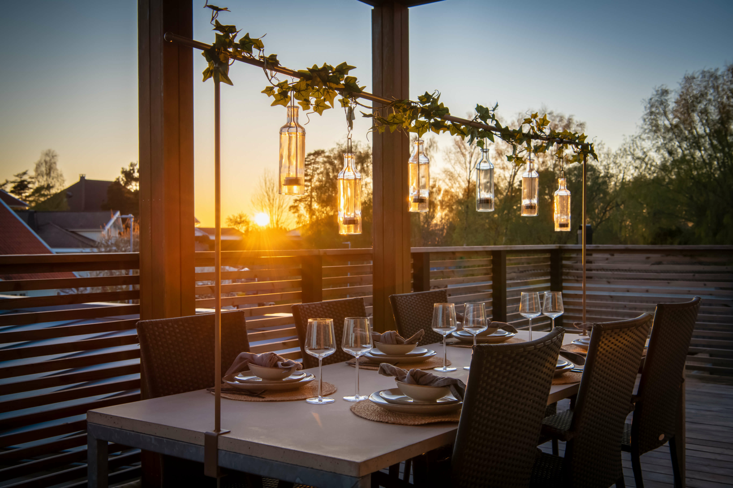 kvällsfoto solnedgång över en terrass med dukat bord