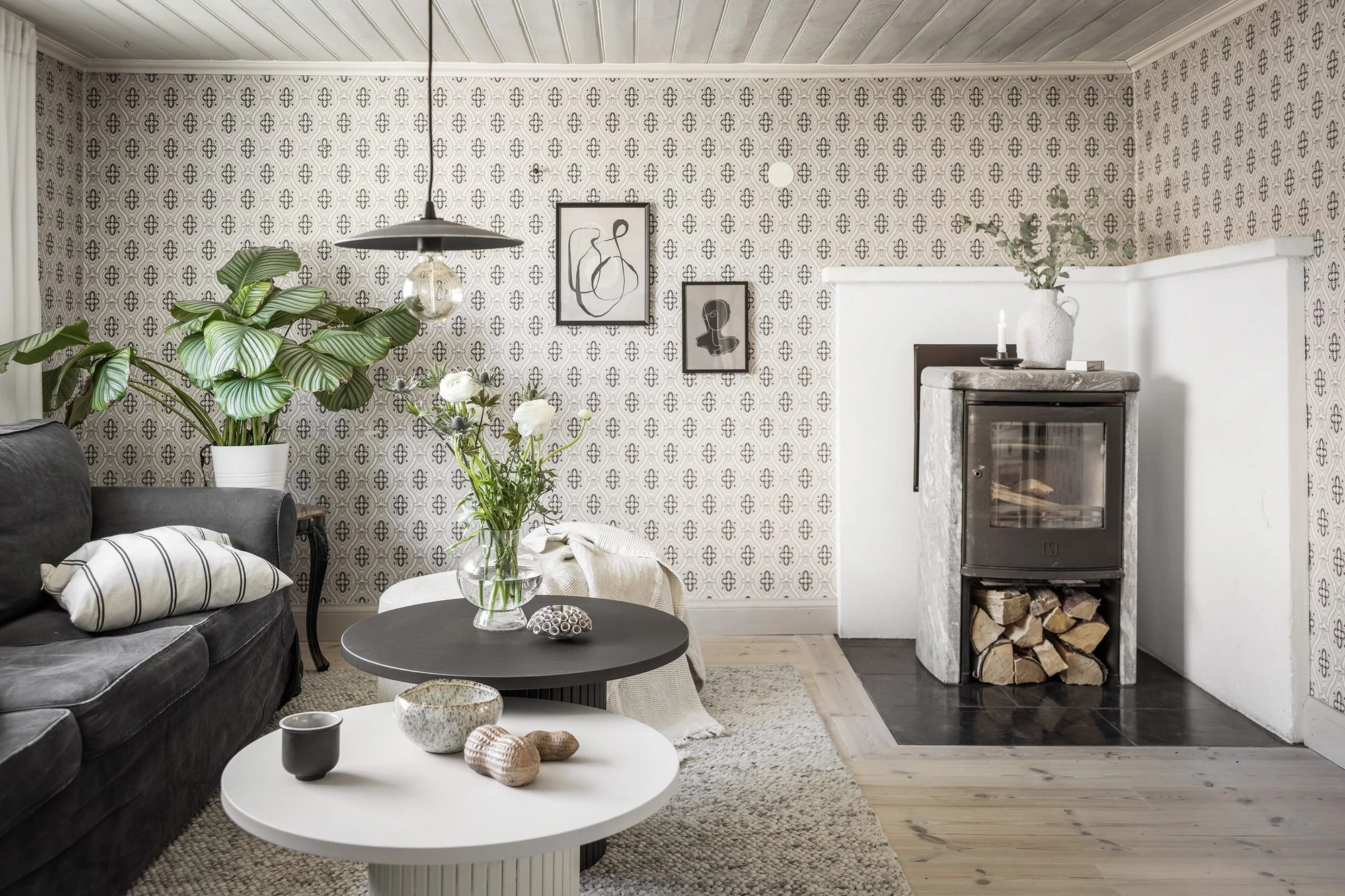Snyggast i höst 21 Vardagsrum med kamin och vedförråd