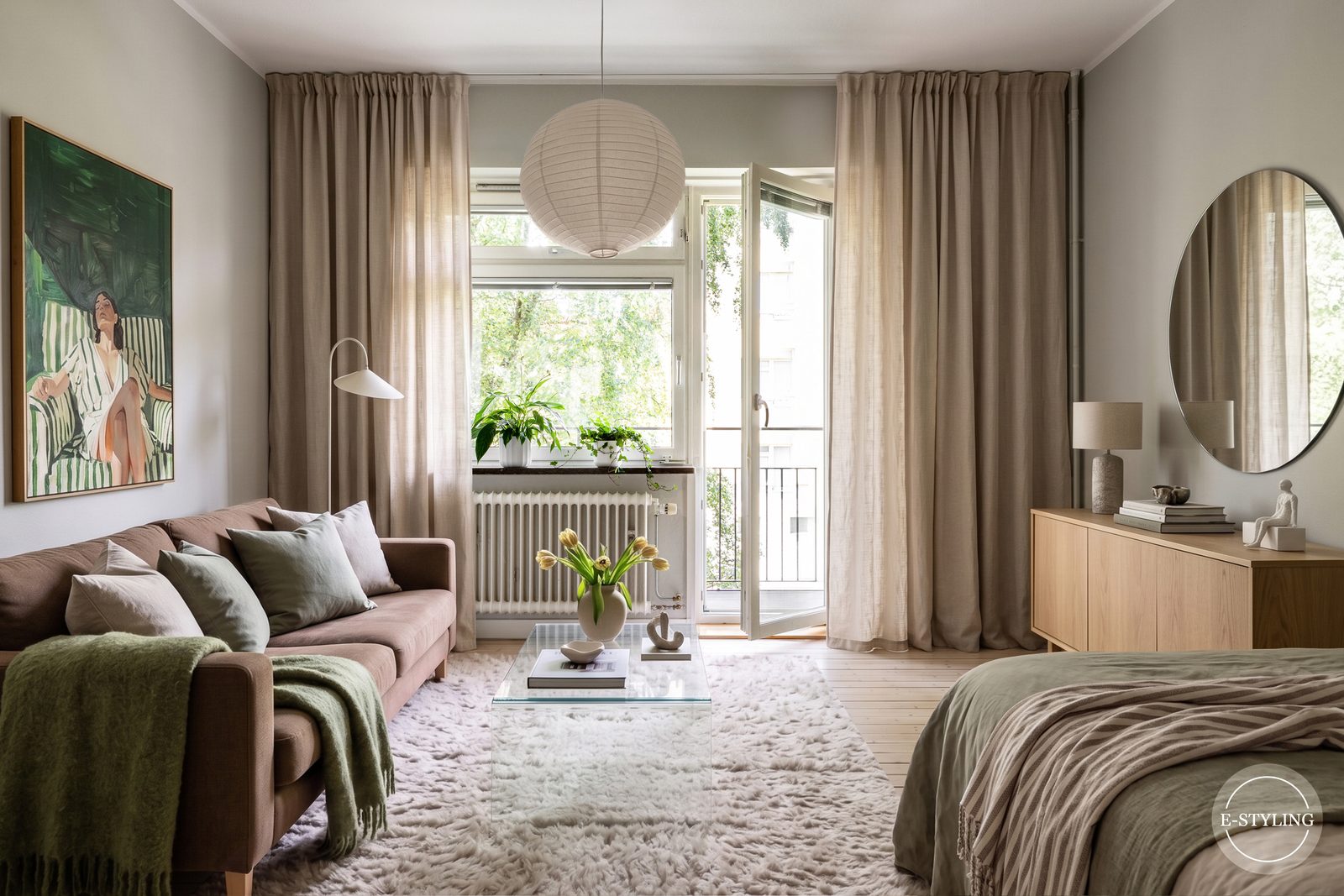 Digital styling 13 Rum med soffa, säng, byrå och rund spegel, stylat digitalt