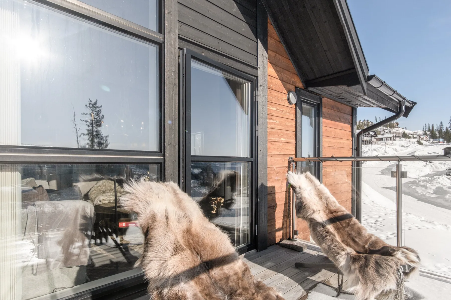 Snyggast i höst 22 Balkong med renfällar och snö på fjället