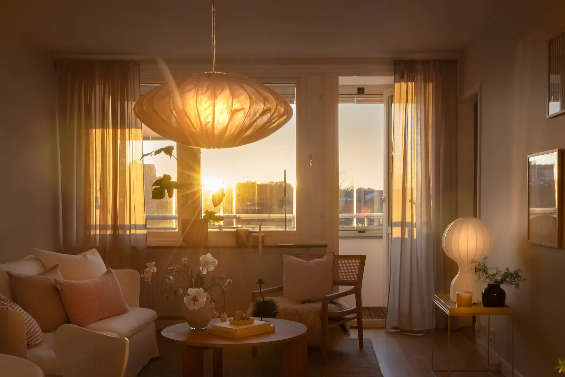 Snyggast i höst 19 Vardagsrum med tänd lampa och solnedgång genom fönstret