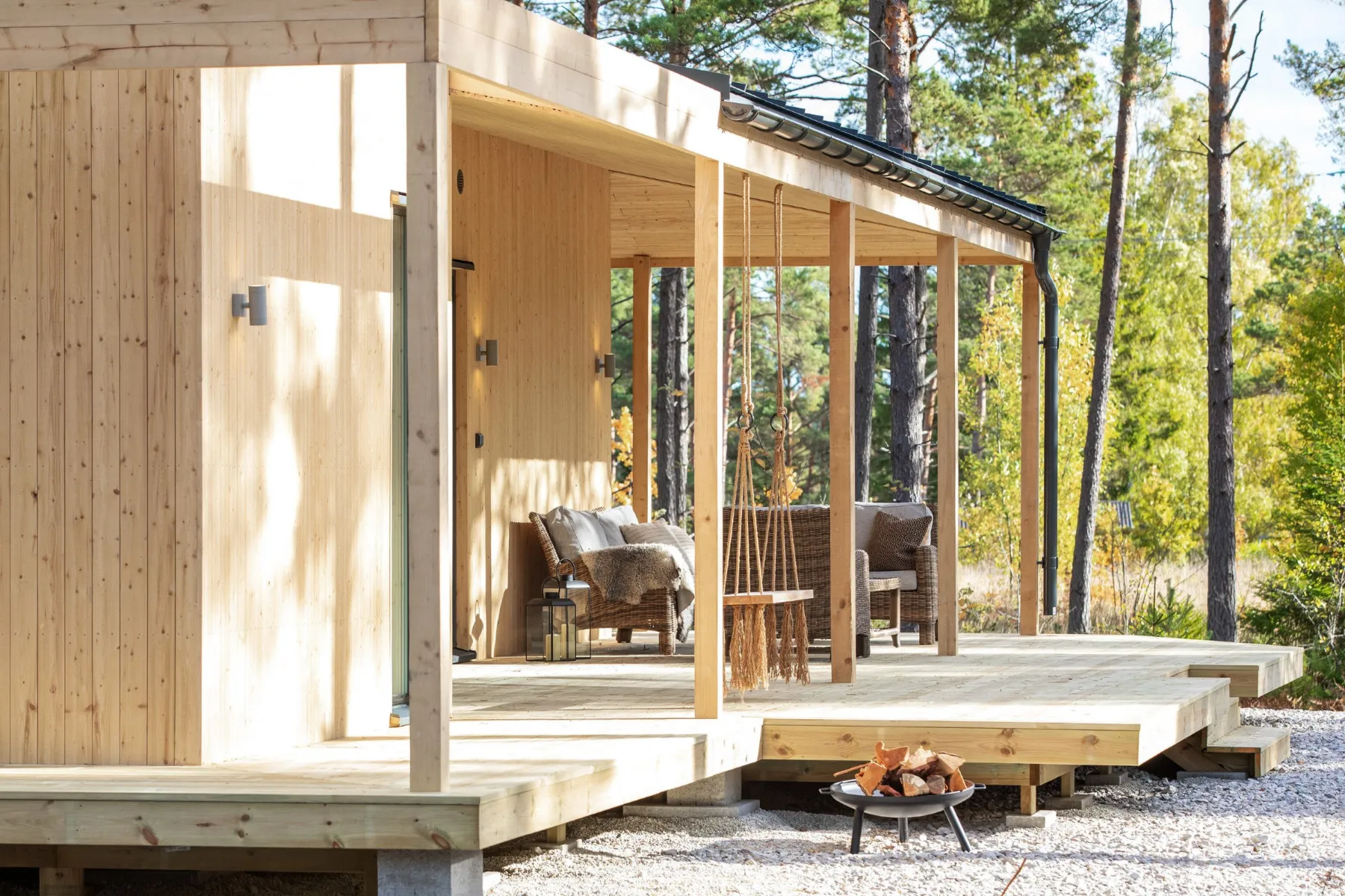 Snyggast i höst 9 Uteplats med eldkorg och ved intill tallskogen