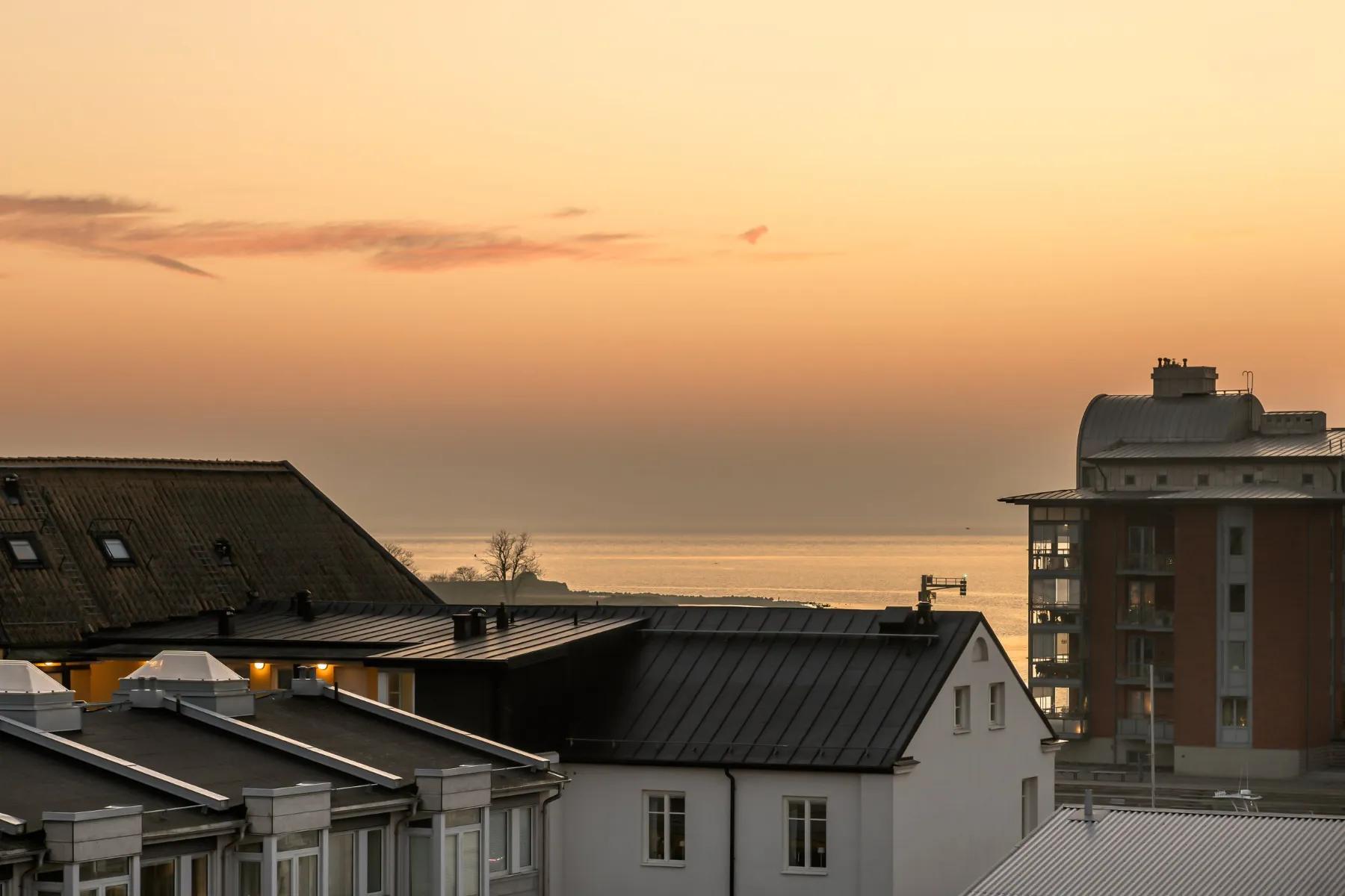 Snyggast i höst 6 Solnedgång över havet och hustaken