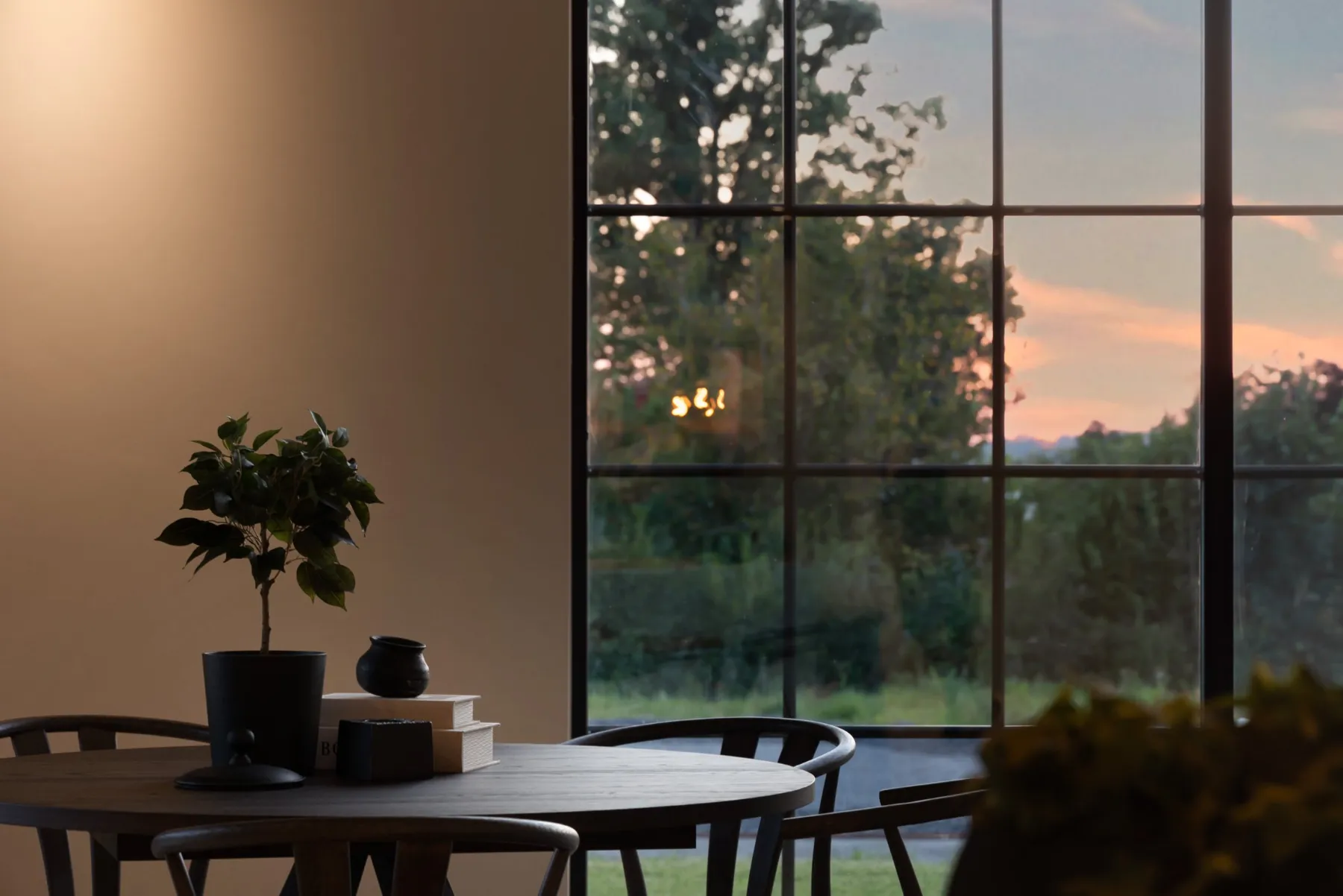 Snyggast i höst 2 Matplats med tänd lampa och solnedgång genom ett spröjsat fönster