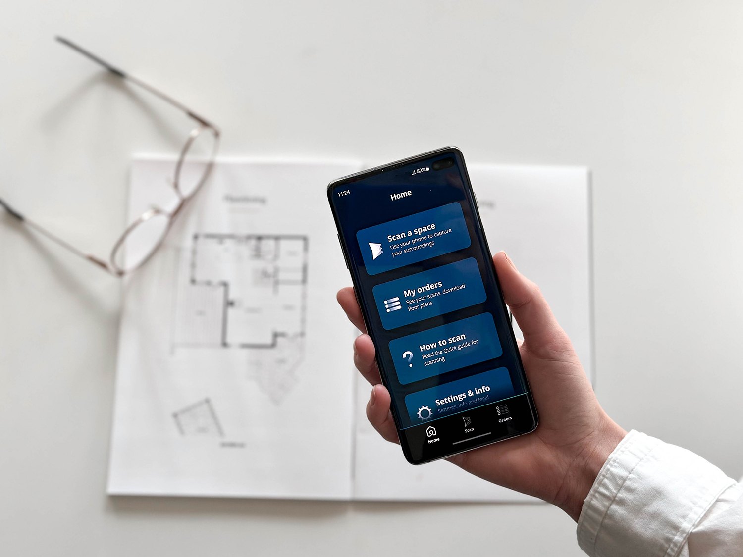 Planritning 5 Mobil som används för att skanna bostaden, ovanpå en utskriven planritning